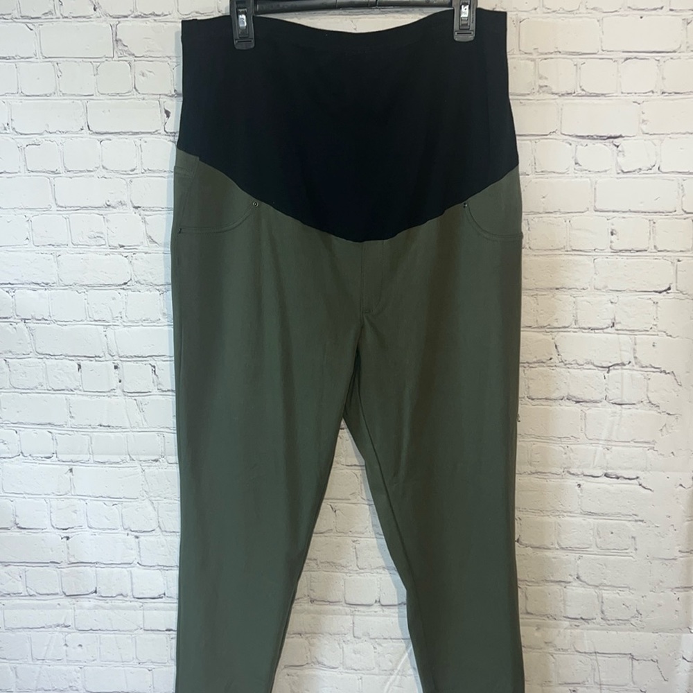 20 XXL MATERNITY Jegging. New with tags. Soft fabric. Army green.